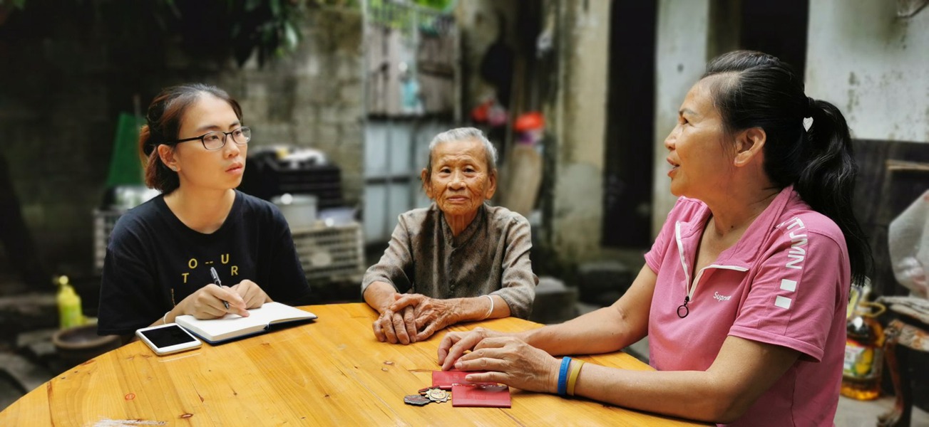 记者采访王月娥老人和其女儿朱金玉.何青松摄